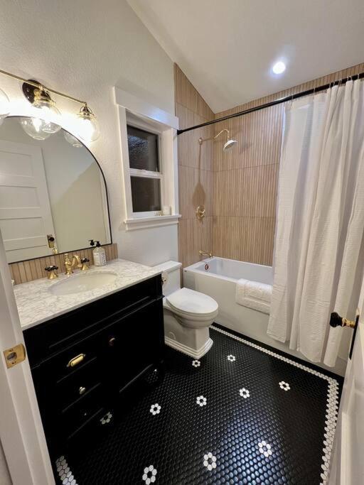 Brand New Custom Built Cottage In Downtown W/Pool! Salem Bagian luar foto